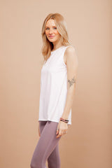 Femme de côté portant une camisole écoresponsable Rose Buddha. / Woman from the side wearing an eco-responsible Rose Buddha tank top.