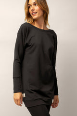 Robe écoresponsable Tofino noir portée avec l'encolure en V derrière. / Eco-responsible black Tofino dress worn with the V-neckline behind.