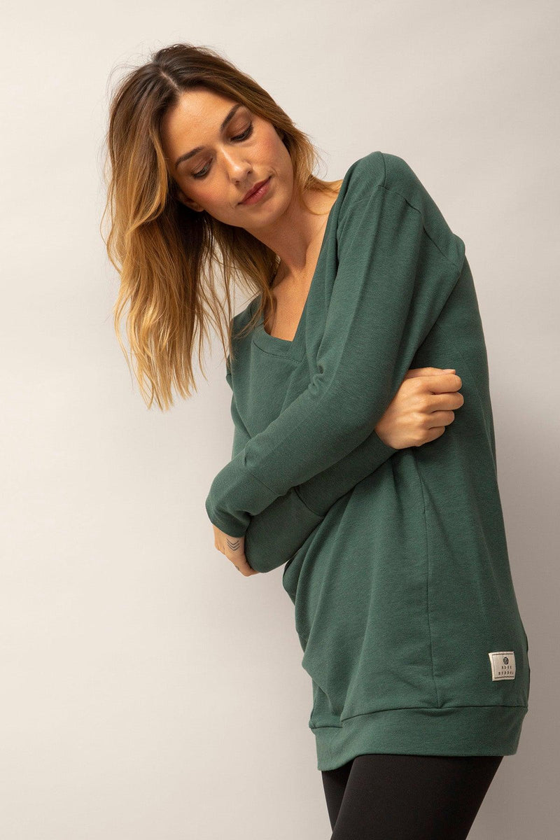 Robe écoresponsable Tofino verte vue de côté. / Green Tofino eco-responsible dress, side view.