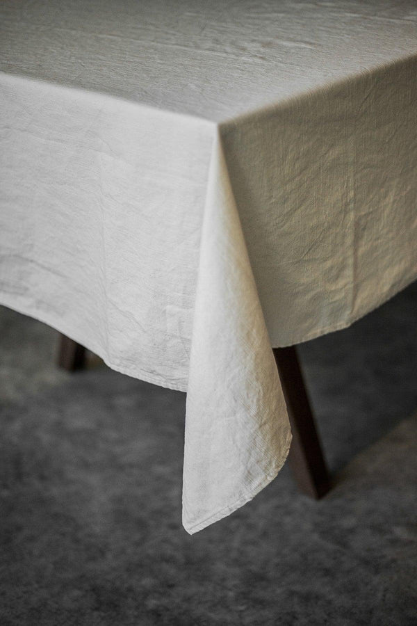 Nappe écoresponsable Blé placée sur une table. / Blé eco-responsible tablecloth placed on a table.